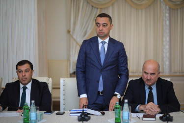 Niyazi Bayramov şəhid ailələrinin müraciətlərini dinləyib