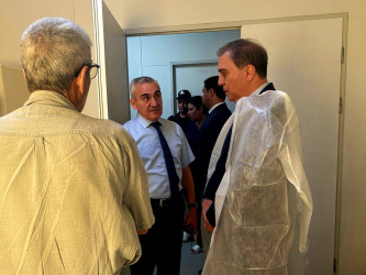 Şəhər rəhbəri şəhid atasını xəstəxanada ziyarət edib