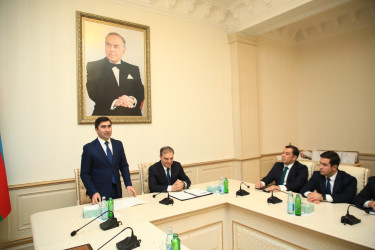 Niyazi Bayramov təqaüdə çıxan şəxsləri təltif edib