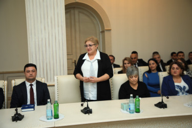 Niyazi Bayramov təqaüdə çıxan şəxsləri təltif edib