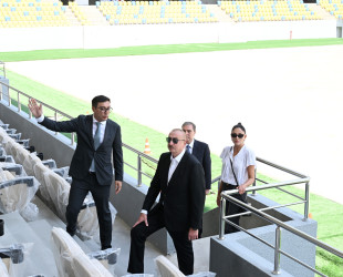 Prezident İlham Əliyev və birinci xanım Mehriban Əliyeva Gəncə şəhər stadionunda tikinti işlərinin gedişi ilə tanış olublar