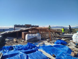 Gəncədə güclü küləyin vurduğu ziyanın aradan qaldırılması istiqamətində aparılan təmir-bərpa işləri davam edir