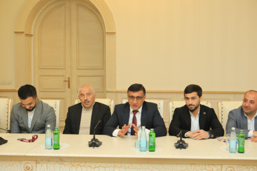 Niyazi Bayramov beynəlxalq yarışlarda fərqlənən idmançılarla görüşüb