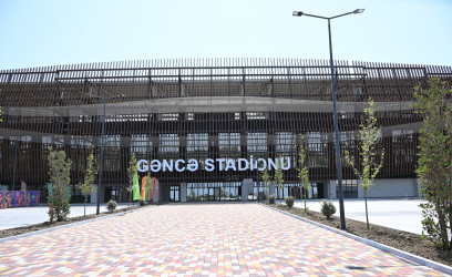 Prezident İlham Əliyev və birinci xanım Mehriban Əliyeva Gəncə şəhər stadionunda tikinti işlərinin gedişi ilə tanış olublar