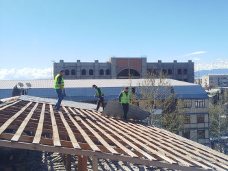 Gəncədə güclü küləyin vurduğu ziyanın aradan qaldırılması istiqamətində aparılan təmir-bərpa işləri davam edir