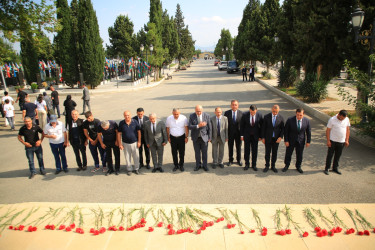 Niyazi Bayramov şəhid ailələri ilə görüşüb