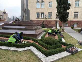 Gəncədə təmizlik aksiyası keçirilib, iqlim şəraitinə uyğun mövsümü güllər əkilib