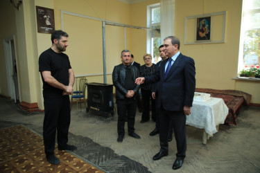 Niyazi Bayramov “Xəmsə” Uşaq Rəqs Ansamblı ilə görüşüb