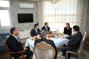 Niyazi Bayramov Aprel döyüşlərində həlak olan şəhidlərin ailələrini ziyarət edib