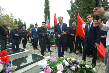 Niyazi Bayramov şəhid Erkin Hüseynovun il mərasimində iştirak edib