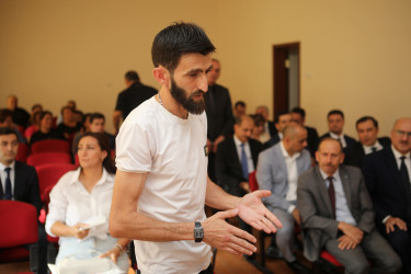 Niyazi Bayramov V.Veysəlov adına 30 nömrəli tam orta məktəbdə sakinlərlə görüşüb