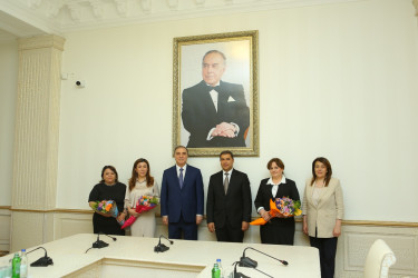 Niyazi Bayramov bu il məzun olan şəhid ailəsi üzvləri ilə görüşüb