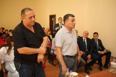 Niyazi Bayramov V.Veysəlov adına 30 nömrəli tam orta məktəbdə sakinlərlə görüşüb