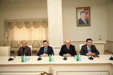 Niyazi Bayramov Hacı Tahir Abbasovu və Qoşqar Məmmədovu təbrik edib