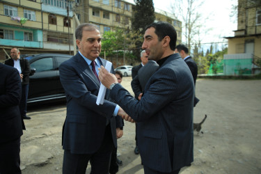 Niyazi Bayramov Gəncədə güclü külək nəticəsində zərər görmüş binalara baxış keçirib və müvafiq tapşırıqlar verib