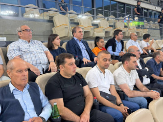 Niyazi Bayramov şəhid övladları ilə birgə “Kəpəz” – “Turan-Tovuz” oyununu izləyib