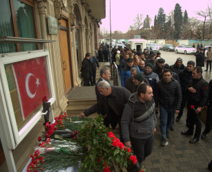 Türkiyənin Gəncədəki Baş Konsulluğunda qardaş ölkədə baş vermiş zəlzələ nəticəsində həlak olanların xatirəsi yad edilir