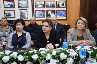 Gəncədə Prezident İlham Əliyevin ABŞ və Çin Xalq Respublikasına işgüzar səfərlərinin əhəmiyyətinə həsr olunan dəyirmi masa keçirilib