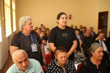 Niyazi Bayramov V.Veysəlov adına 30 nömrəli tam orta məktəbdə sakinlərlə görüşüb