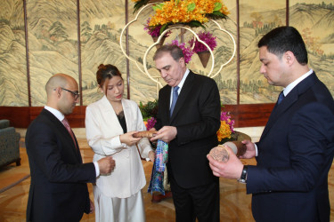 Niyazi Bayramovun rəhbərlik etdiyi nümayəndə heyəti Çindaoda Azərbaycan Ticarət Evinin rəhbərliyi ilə görüşüb