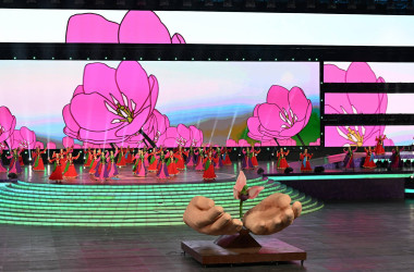 İlham Əliyev və birinci xanım Mehriban Əliyeva Gəncədə keçirilən III MDB Oyunlarının təntənəli açılış mərasimini izləyiblər