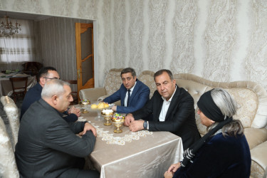 Gəncədə antiterror əməliyyatı zamanı şəhid olan hərbi qulluqçuların ailələri ziyarət edilib
