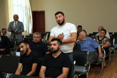 Niyazi Bayramov 31 nömrəli tam orta məktəbdə sakinlərlə görüşüb