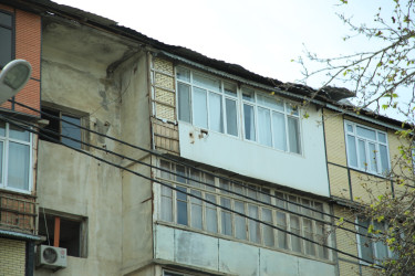 Niyazi Bayramov Gəncədə güclü külək nəticəsində zərər görmüş binalara baxış keçirib və müvafiq tapşırıqlar verib