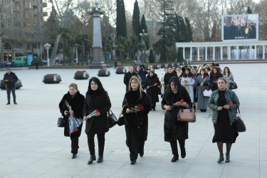 Gəncədə Ulu Öndər Heydər Əliyevin anım günü dərin ehtiramla yad edilib