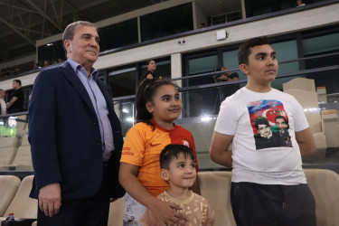 Niyazi Bayramov şəhid övladları ilə birgə “Kəpəz” – “Turan-Tovuz” oyununu izləyib