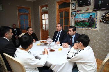 Niyazi Bayramov Aprel döyüşlərində həlak olan şəhidlərin ailələrini ziyarət edib