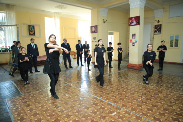 Niyazi Bayramov “Xəmsə” Uşaq Rəqs Ansamblı ilə görüşüb