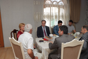 Niyazi  Bayramov Vətən Müharibəsi Qəhrəmanı, polkovnik-leytenant Orucov İlqar Rəhman oğlunun valideynlərini ziyarət edib