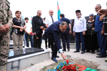 Niyazi Bayramov Laçın rayonunda itkin düşərək həlak olan hərbçinin dəfn mərasimində iştirak edib