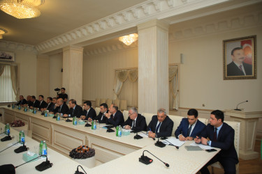 Niyazi Bayramov şəhid ailələrinin müraciətlərini dinləyib