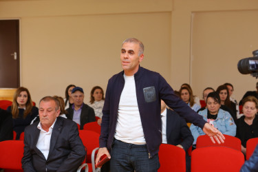 Niyazi Bayramov 14 nömrəli tam orta məktəbdə vətəndaşlarla görüşüb