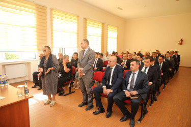 Niyazi Bayramov V.Veysəlov adına 30 nömrəli tam orta məktəbdə sakinlərlə görüşüb