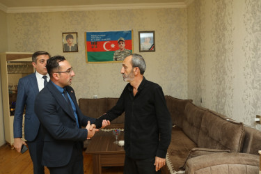 Gəncədə antiterror əməliyyatı zamanı şəhid olan hərbi qulluqçuların ailələri ziyarət edilib
