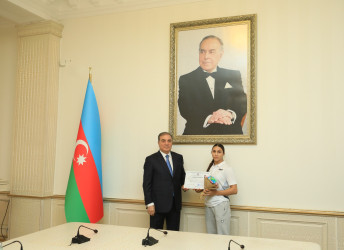 Niyazi Bayramov beynəlxalq yarışlarda fərqlənən idmançılarla görüşüb