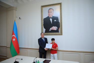Niyazi Bayramov müxtəlif idman növləri üzrə yüksək nəticələr göstərən idmançılarla görüşüb