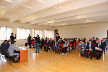 Niyazi Bayramov 14 nömrəli tam orta məktəbdə vətəndaşlarla görüşüb