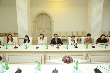 Niyazi Bayramov bu il məzun olan şəhid ailəsi üzvləri ilə görüşüb