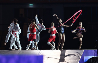 İlham Əliyev və birinci xanım Mehriban Əliyeva Gəncədə keçirilən III MDB Oyunlarının təntənəli açılış mərasimini izləyiblər