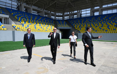 Prezident İlham Əliyev və birinci xanım Mehriban Əliyeva Gəncə şəhər stadionunda tikinti işlərinin gedişi ilə tanış olublar