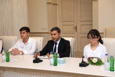 Gəncədə yüksək bal toplayan məzunlarla görüş keçirilib