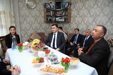 Niyazi Bayramov Aprel döyüşlərində həlak olan şəhidlərin ailələrini ziyarət edib