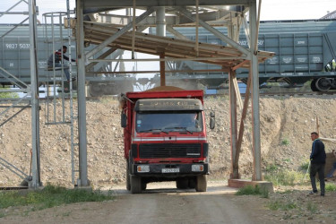 Niyazi Bayramov Gəncədə yeni yaradılan yem və taxıl istehsalı müəssisəsində olub