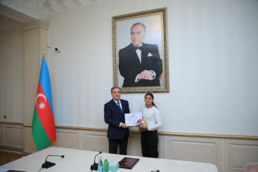 Niyazi Bayramov müxtəlif idman növləri üzrə yüksək nəticələr göstərən idmançılarla görüşüb