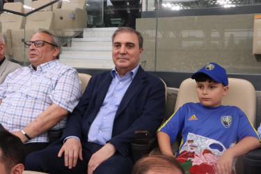 Niyazi Bayramov şəhid övladları ilə birgə “Kəpəz” – “Turan-Tovuz” oyununu izləyib
