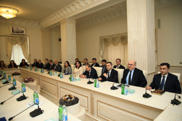 Niyazi Bayramov təqaüdə çıxan şəxsləri təltif edib